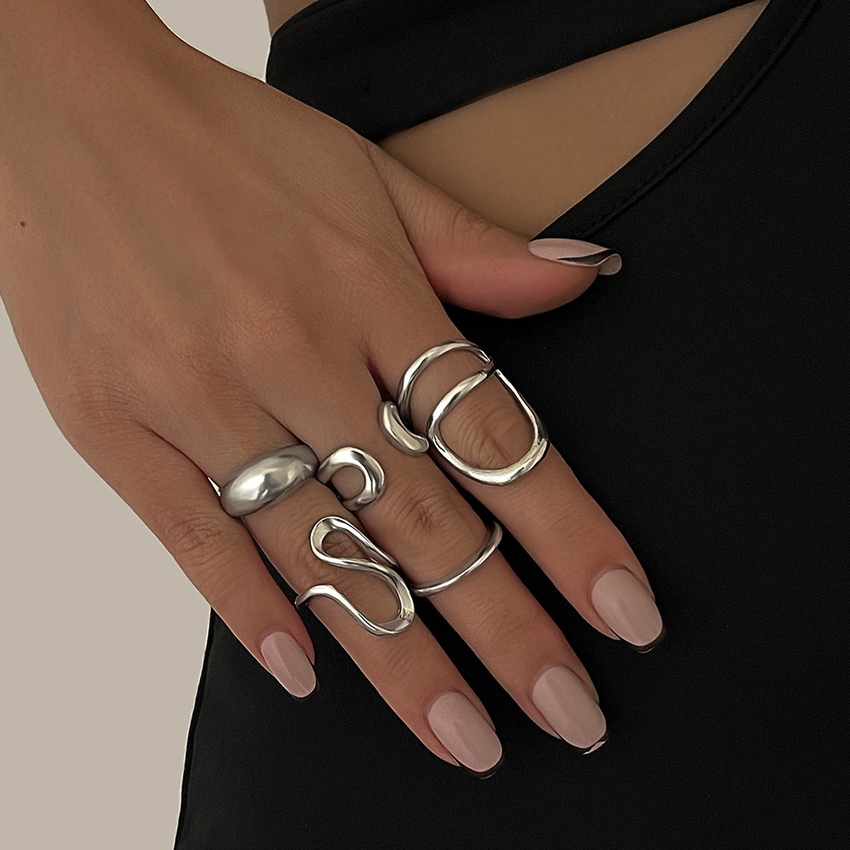 Anello Aperto Minimalista Geometrico in Lega con Design a Linea Fluida e Finitura Placcata da Donna