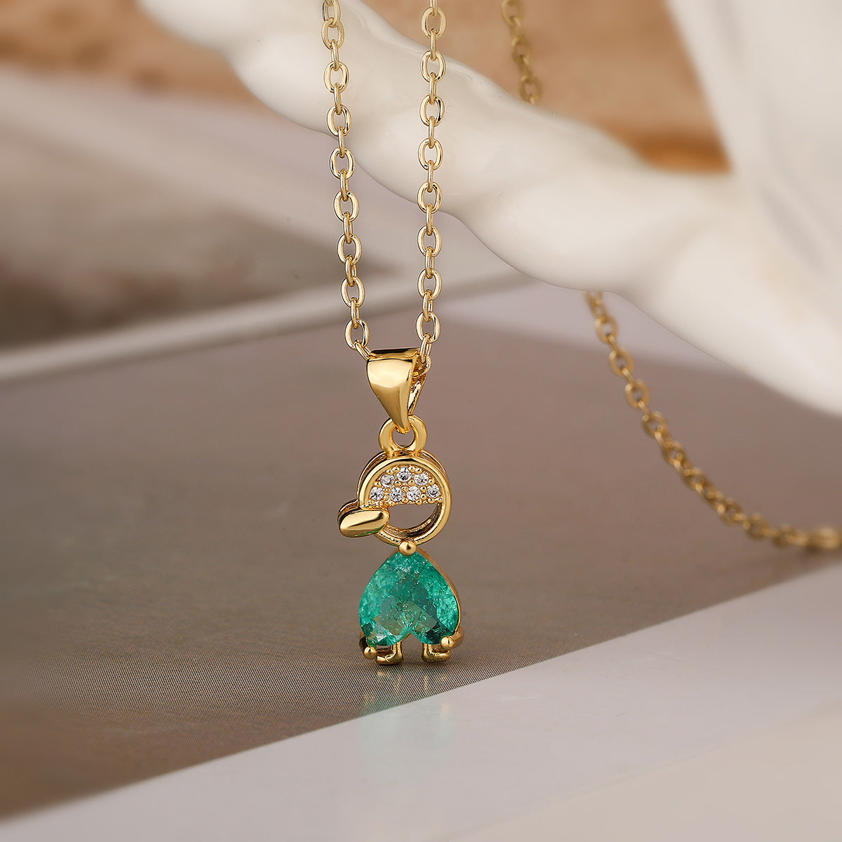 Minimalist Heart-Shaped Copper Pendant Necklace with 18K Gold Plating and Zircon for Women