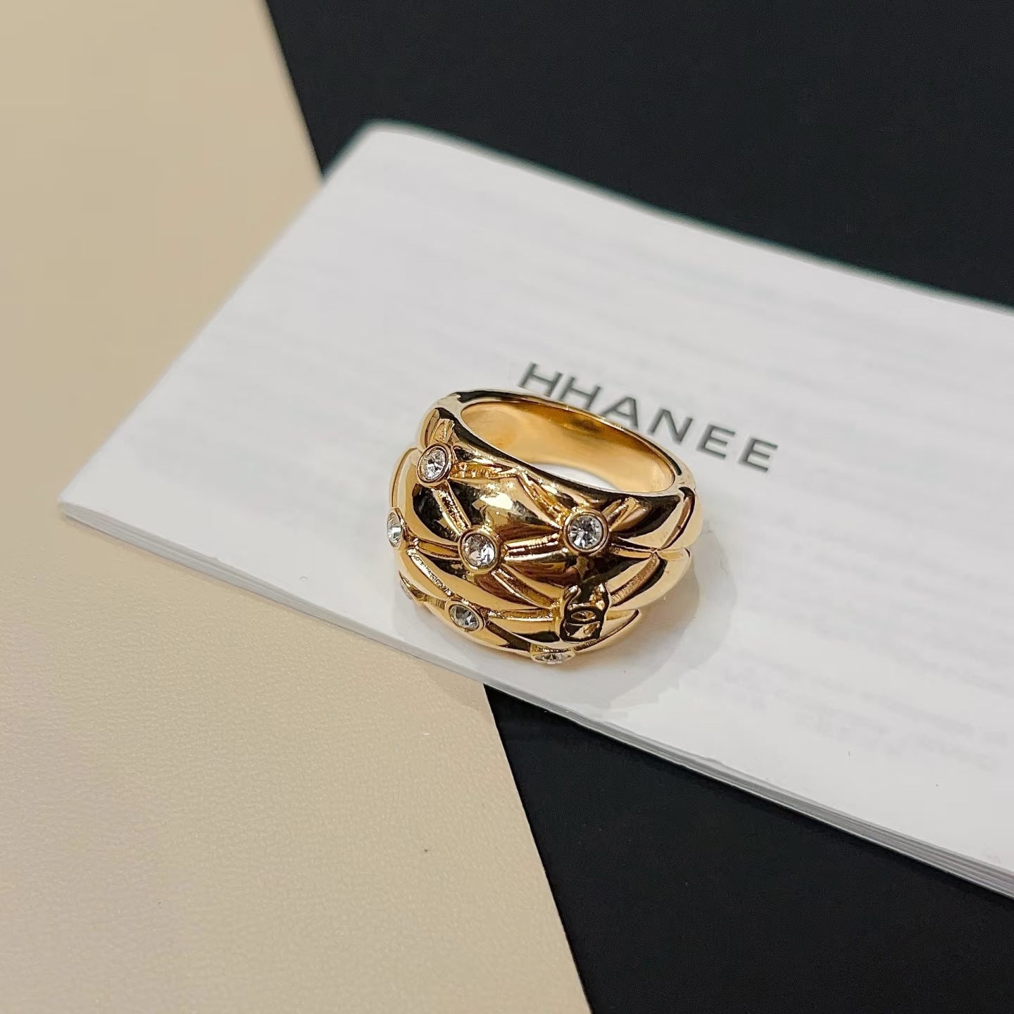 Anello con Iniziale a Scacchiera Placcato Oro Lussuoso in Ottone da Donna