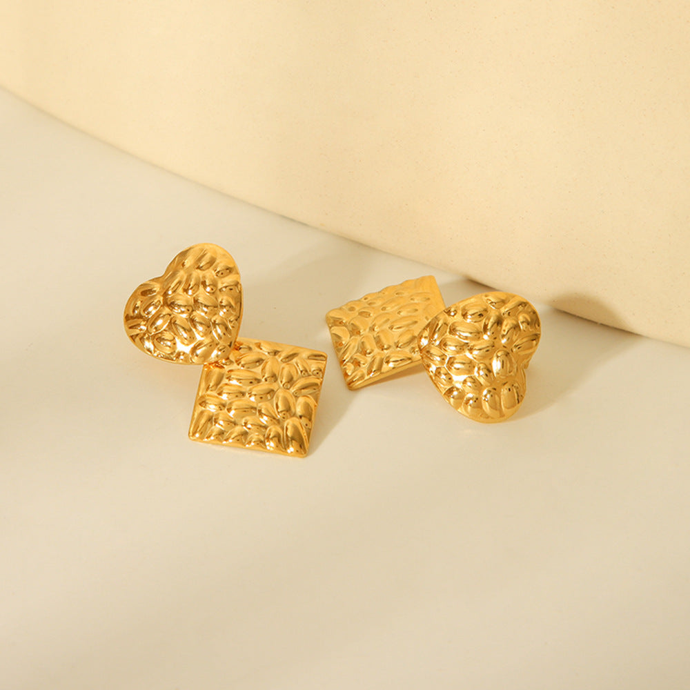 Pendientes cuadrados minimalistas de corazón de acero de titanio con textura martillada y baño de oro de 18 quilates para un uso hipoalergénico e impermeable