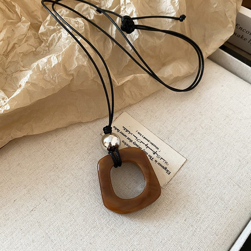 Collana con ciondolo geometrico in acrilico stile retrò da donna con charm in lega, fatta a mano, catena a strati alla moda minimalista