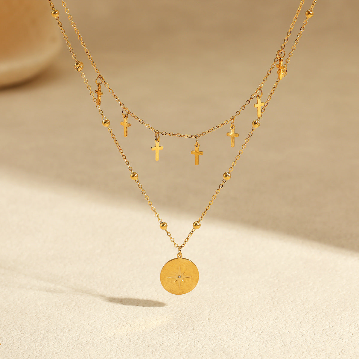 Collar con colgante de cruz de acero de titanio de doble capa, estilo vintage, con diseño geométrico de estrella y medallón redondo, cadena de acero inoxidable galvanizado para mujer