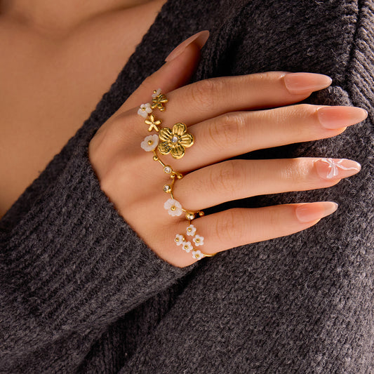 Elegante Anillo de Acero de Titanio con Forma Floral, Chapado en Oro de 18K e Incrustaciones de Zirconia para Mujer