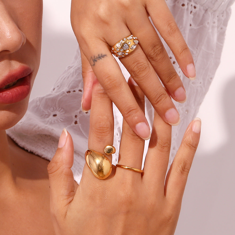 Anello geometrico alla moda in acciaio inossidabile a forma di goccia d'acqua per donna con placcatura in oro 18 carati e texture martellata