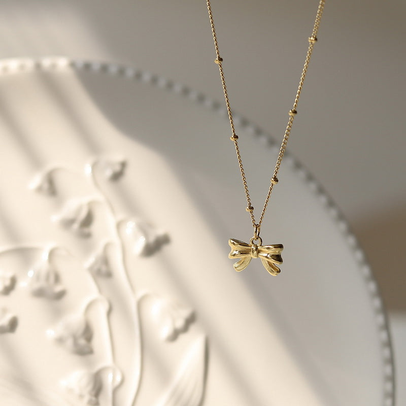 Collana minimalista con ciondolo a farfalla per donna in acciaio al titanio con finitura placcata, catena delicata per clavicola