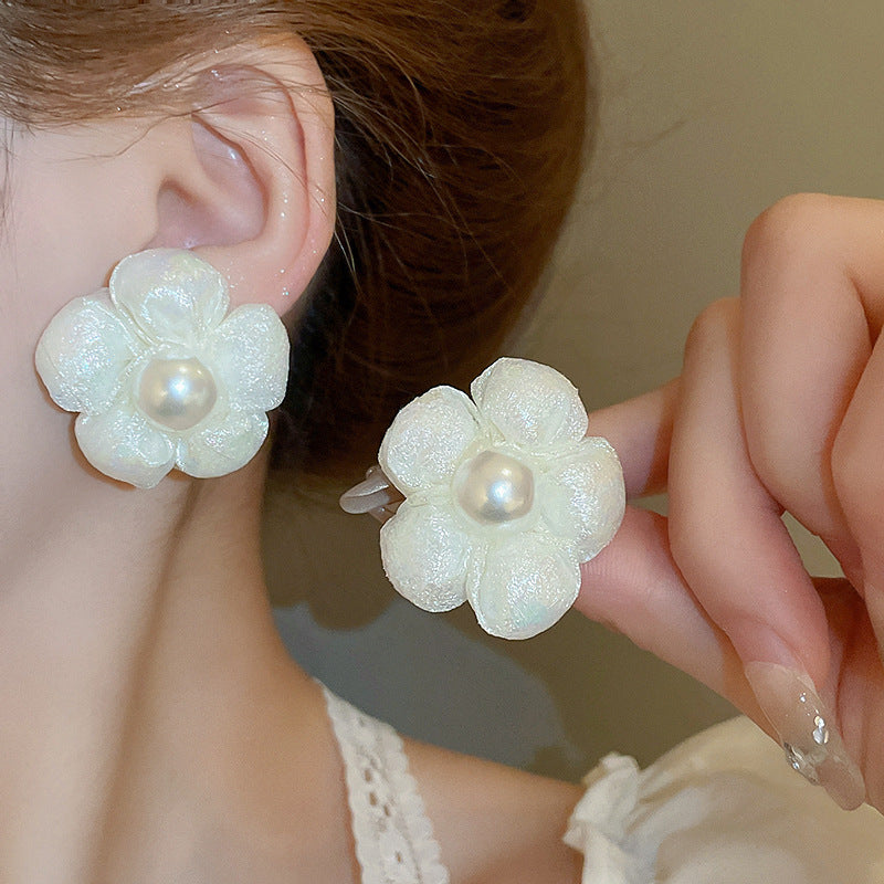 Orecchini a perno con perle e fiori delicati da donna, con perni in argento sterling 925 — Gioielli per l'orecchio freschi e dolci per primavera estate