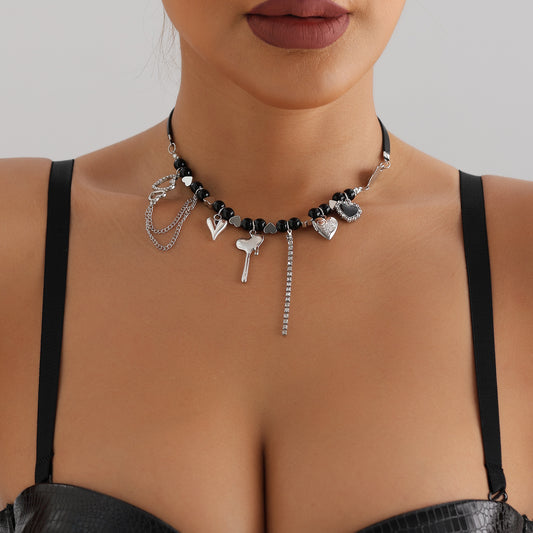 Collana con ciondolo a forma di cuore in stile Dark Harajuku da donna con charm in lega galvanizzata e catena in pelle PU