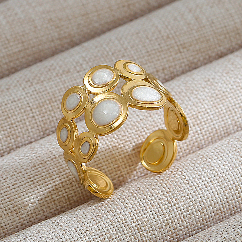Anillo de Acero Titanio en Forma de U Geométrico Estilo Punk con Baño de Oro de 18K y Piedra Ovalada de Lava Micro-Pavé