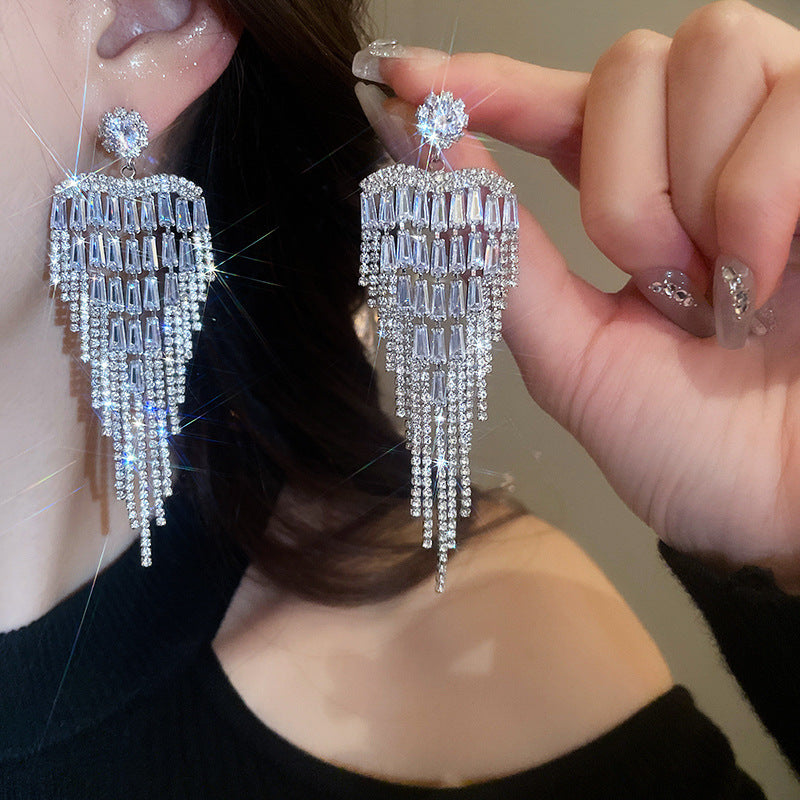 Orecchini pendenti con nappe geometriche minimaliste con intarsi di strass in rame placcato e perni in argento sterling 925 da donna