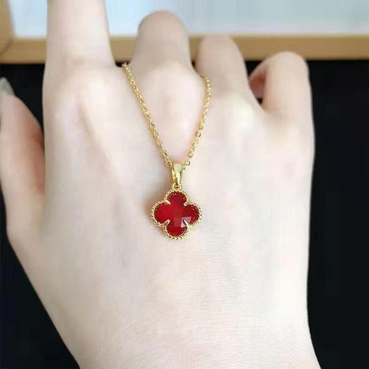 Collana con Ciondolo Trifoglio Floreale Minimalista in Acciaio al Titanio con Finitura Placcata per Uomo e Donna