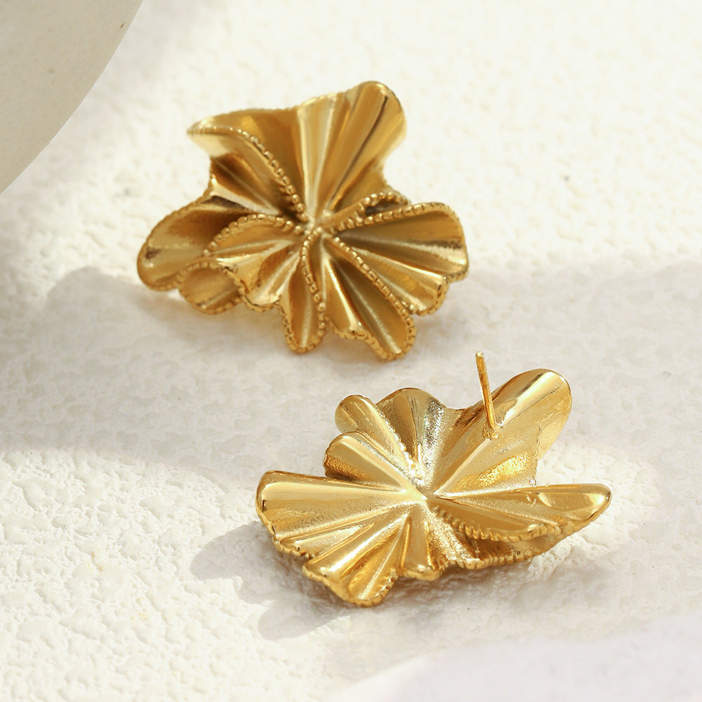 Orecchini floreali minimalisti in acciaio inossidabile con placcatura in oro 18 carati e design a petalo testurizzato da donna