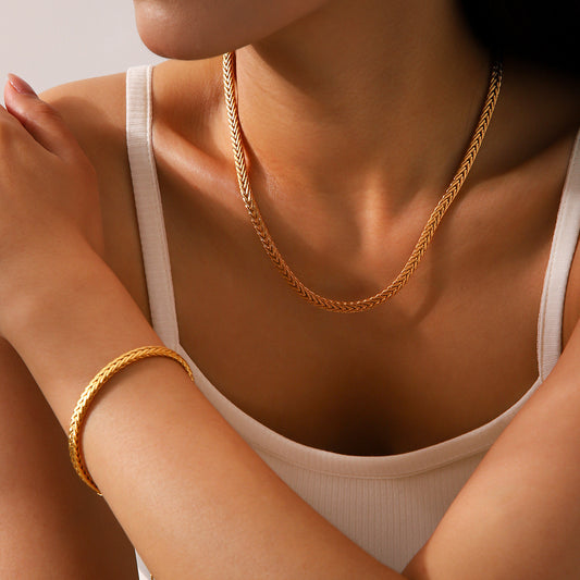 Bracciale Minimalista Geometrico in Acciaio al Titanio con Catena in Acciaio Inox Placcato Oro 18K da Donna