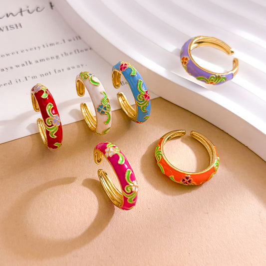 Anillo ajustable minimalista de latón chapado en oro con motivos florales para mujer