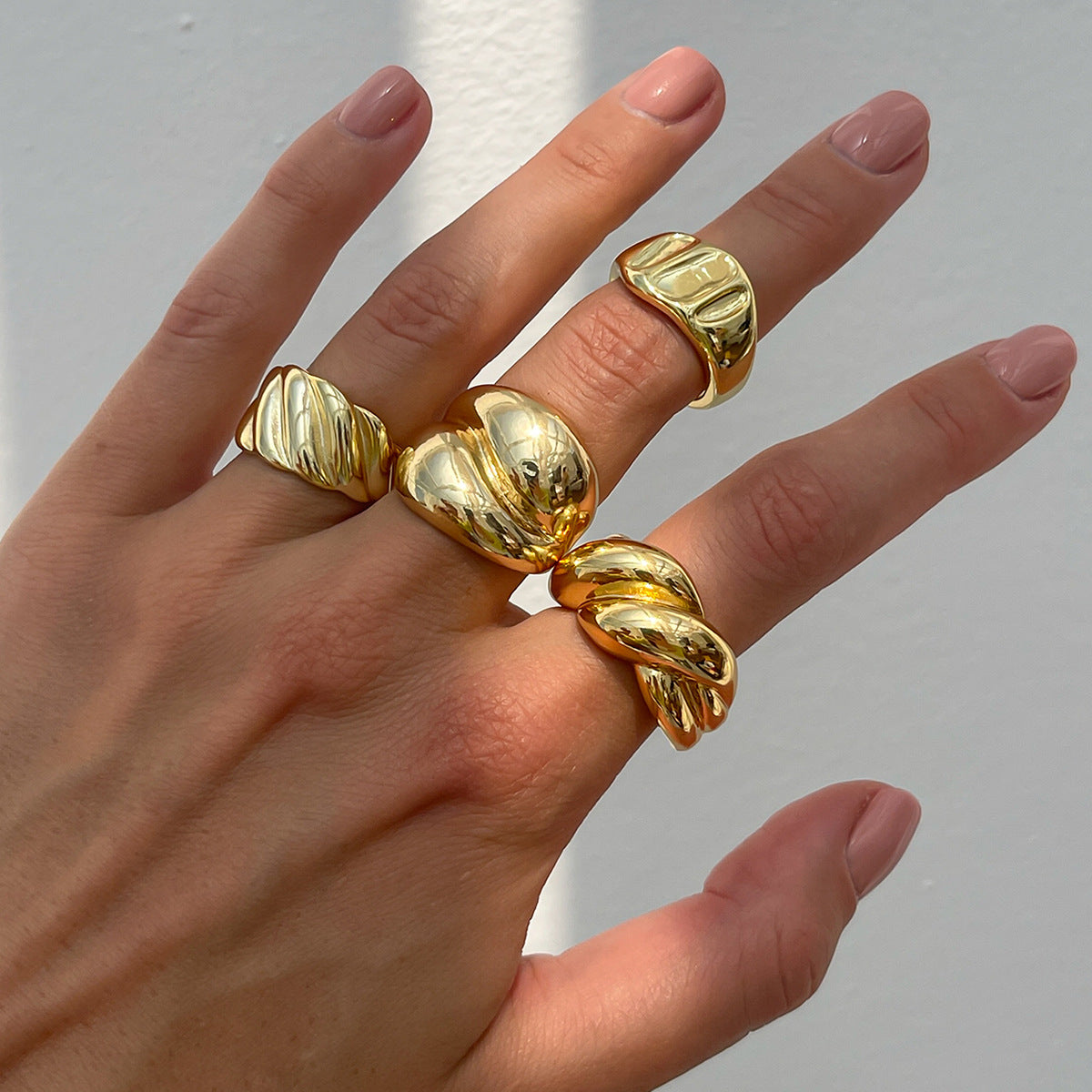 Anillo de aleación geométrico minimalista entrelazado con acabado pulido y diseño de unión abierta lisa para mujer