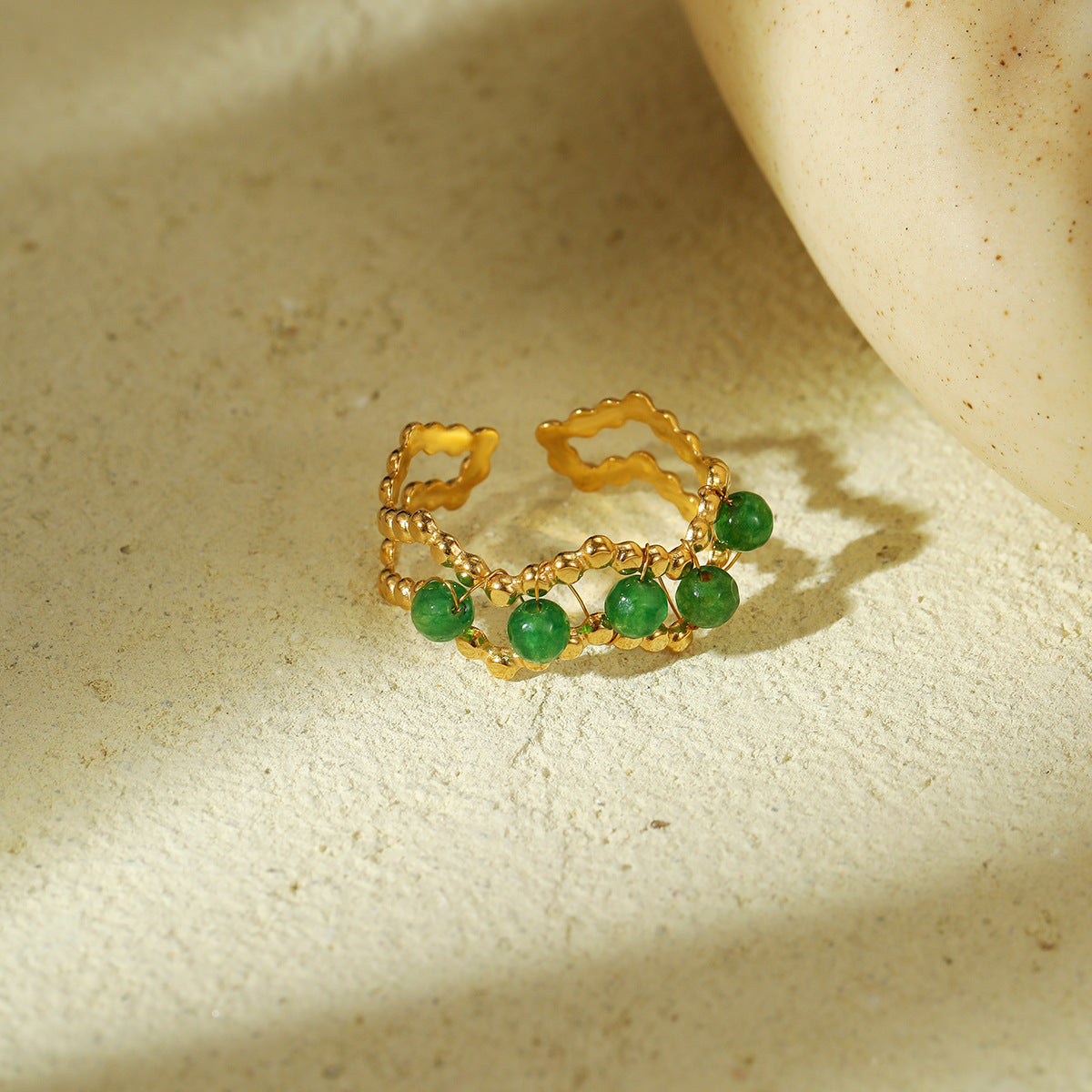 Anillo minimalista de acero de titanio geométrico para mujer con acabado chapado y cuentas de piedra natural