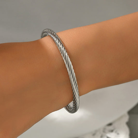 Pulsera Abierta Geométricaminimalista para Mujer en Cobre Bañado con Acabado Pulido