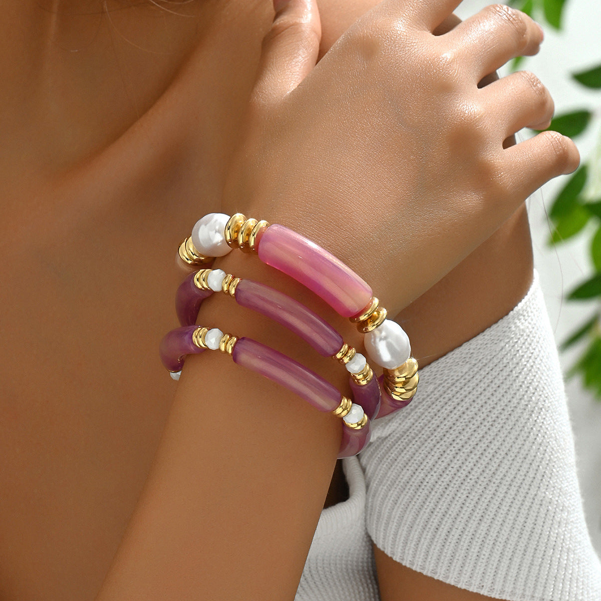 Bracciale minimalista in resina da donna con design a più strati di perline, ovali geometrici e accenti lineari
