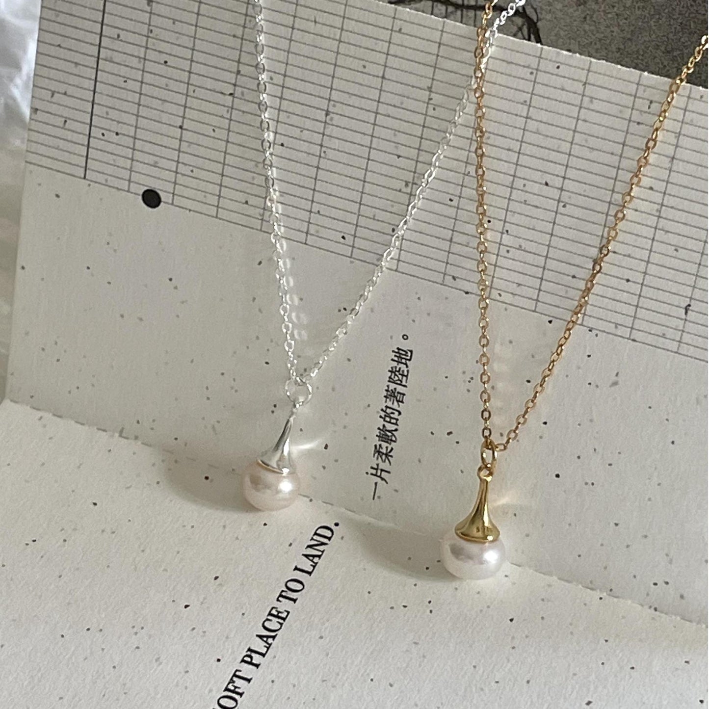 Collar Minimalista Geométrico de Perlas en Plata de Ley 925 con Baño de Oro en Cadena Cruzada