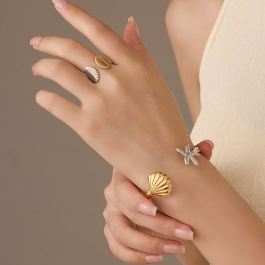 Juego de pulsera y anillo abierto de acero titanio minimalista, inspirado en el océano, con diseño de estrella de mar y vieira con baño de oro.