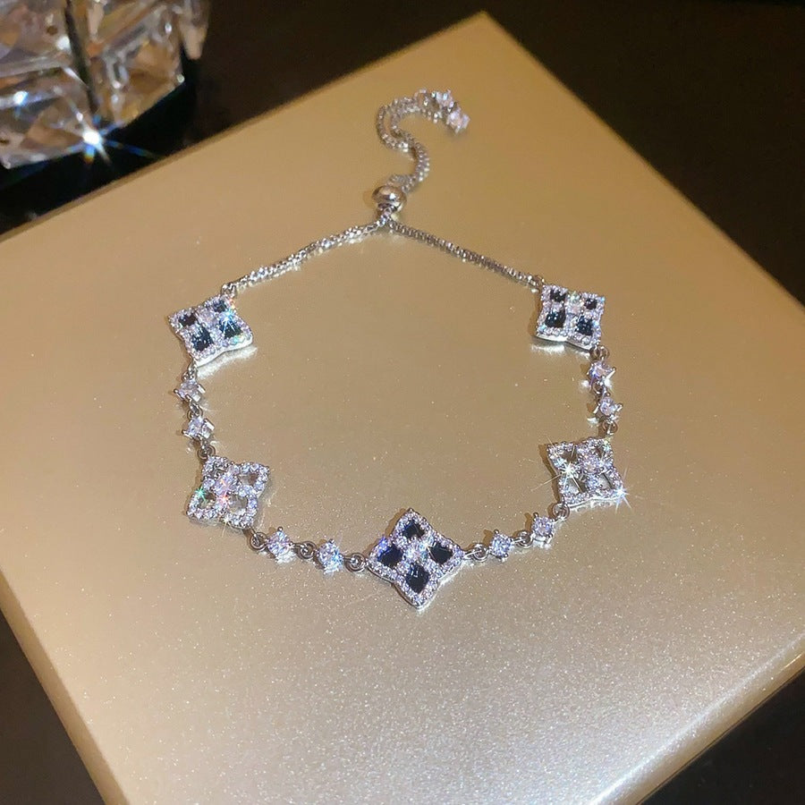 Elegante bracciale da donna con fiore geometrico e accenti in zircone, in rame placcato, stile trendy da ufficio, gioiello versatile e lussuoso per la mano