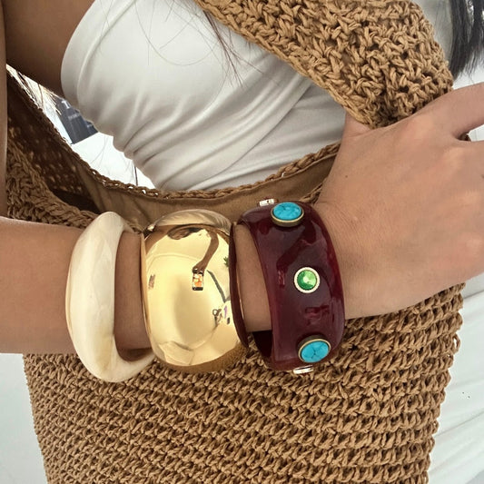 Bracciale Vintage Largo in Resina e Lega a Motivo Geometrico con Dettagli in Pietre Borgogna