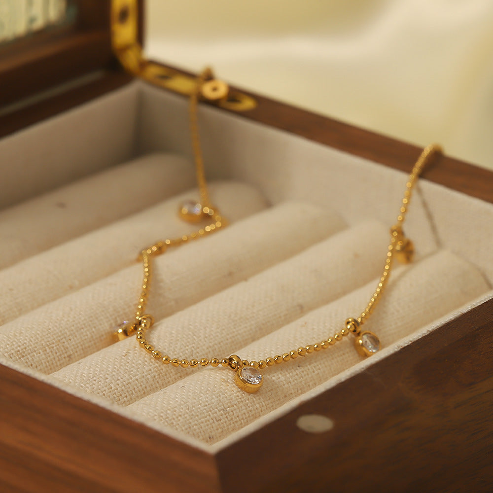 Collana a Sfera Minimalista Geometrica in Zirconia Bianca in Acciaio al Titanio Placcato Oro 18K per Donna, con Catena alla Clavicola