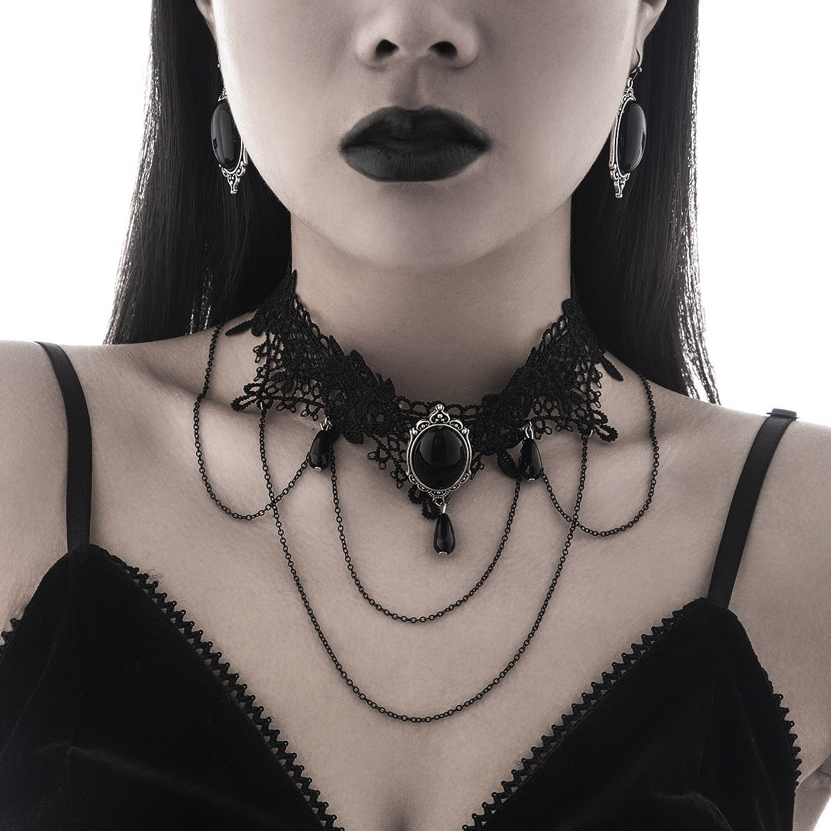Gargantilla gótica de encaje estilo oscuro con colgante de lágrima de cristal negro y borlas para mujer