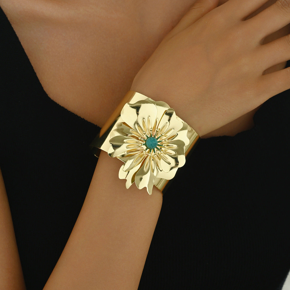 Bracciale da donna a manetta aperta regolabile in lega di zinco con intarsi di perle, stile OL alla moda con motivo floreale