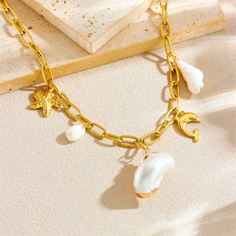 Collana con Ciondolo a Delfino a Conchiglia Vintage a Tema Spiaggia in Acciaio Inossidabile Placcato Oro con Intarsio in Madreperla su Catena a O da Donna