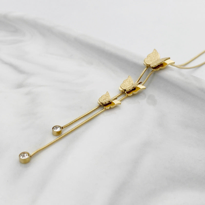 Collana con pendente a farfalla stile naturale in acciaio al titanio con finitura placcata su catena a serpente da donna