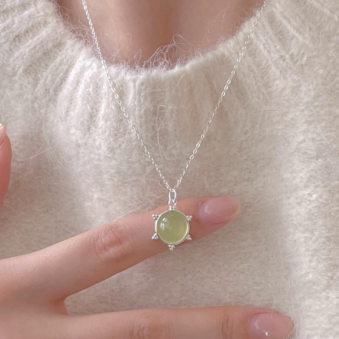 Collar minimalista geométrico en forma de corazón de plata de ley 925 con incrustaciones de cristal verde claro y acabado galvanizado