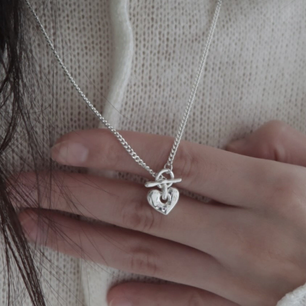 Collana minimalista con chiusura a T in argento sterling 925 a forma di cuore, finitura lucida e catena a maglia incrociata delicata