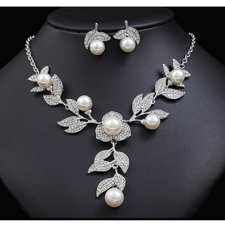 Chic Minimalist Leaf-Shaped Alloy Pendant Necklace Set for Women with Plated Finish, Pearl Accent Clavicle Chain Jewelry