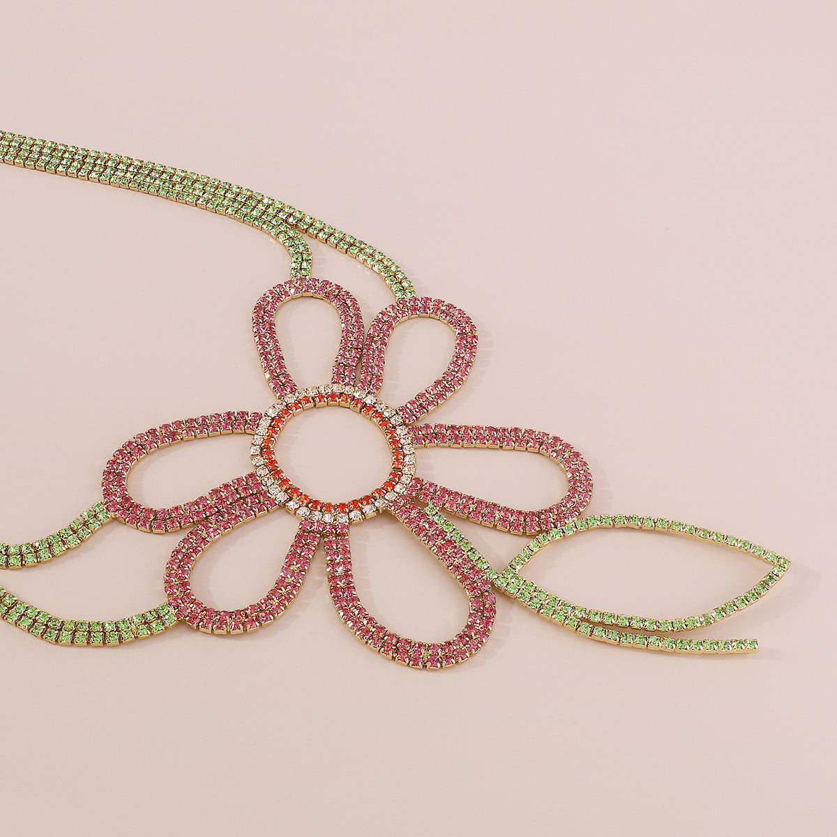Collar con colgante de margarita geométrica dulce y atrevido con incrustaciones de pedrería y cadena de hierro chapada para mujer
