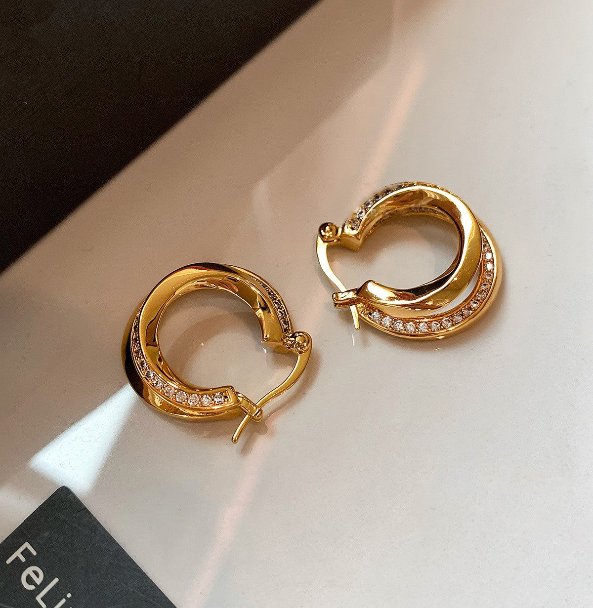 Orecchini a perno geometrici minimalisti in metallo con finitura placcata da donna, gioielli per l'orecchio lussuosi, alla moda e versatili per tutti i giorni