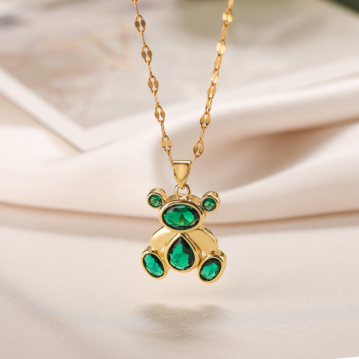 Collana da donna con ciondolo a forma di orso minimalista, base in rame e placcatura in oro 18K, intarsio in zircone