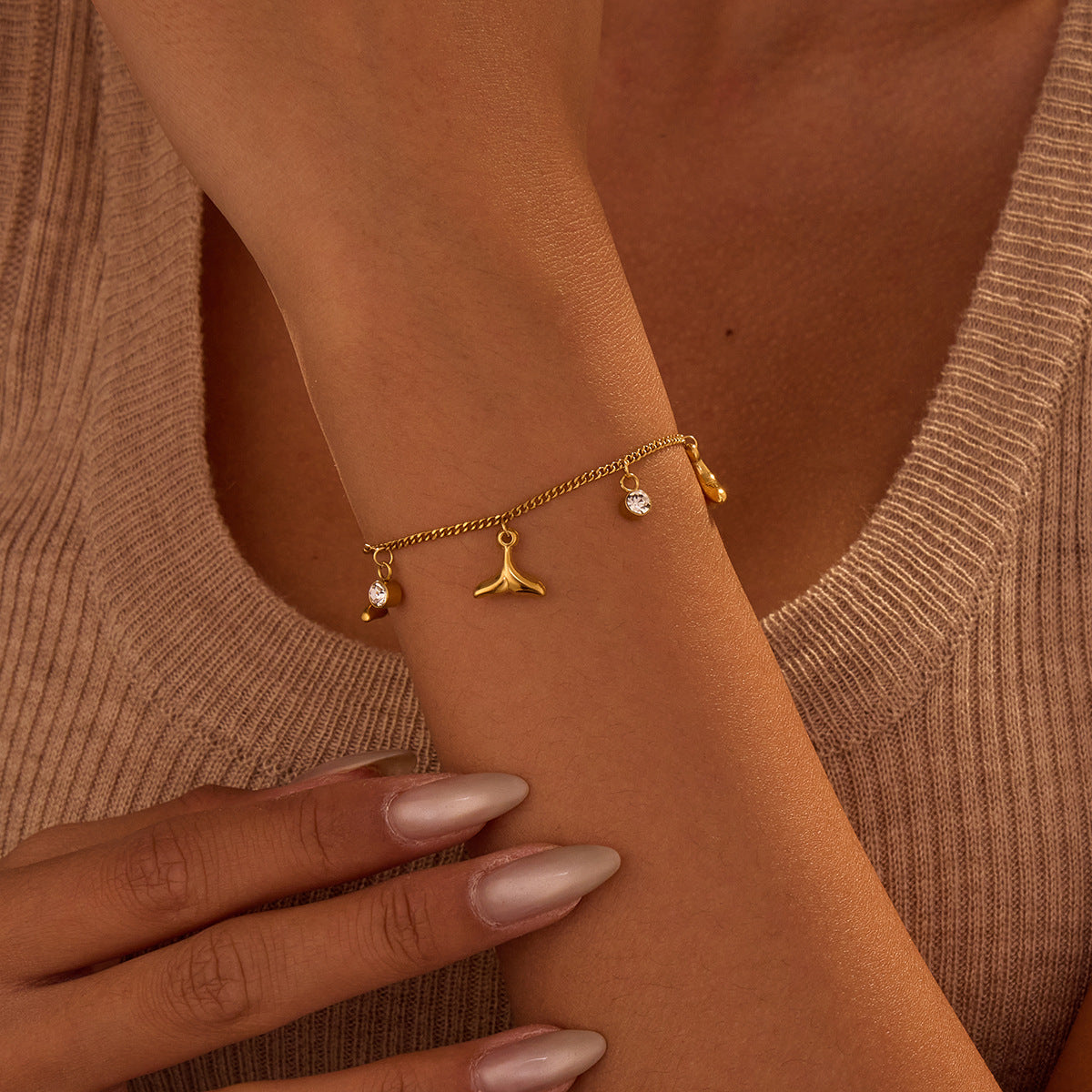 Elegante pulsera de acero de titanio geométrica con incrustaciones de diamantes de imitación, diseño inspirado en el océano para mujer