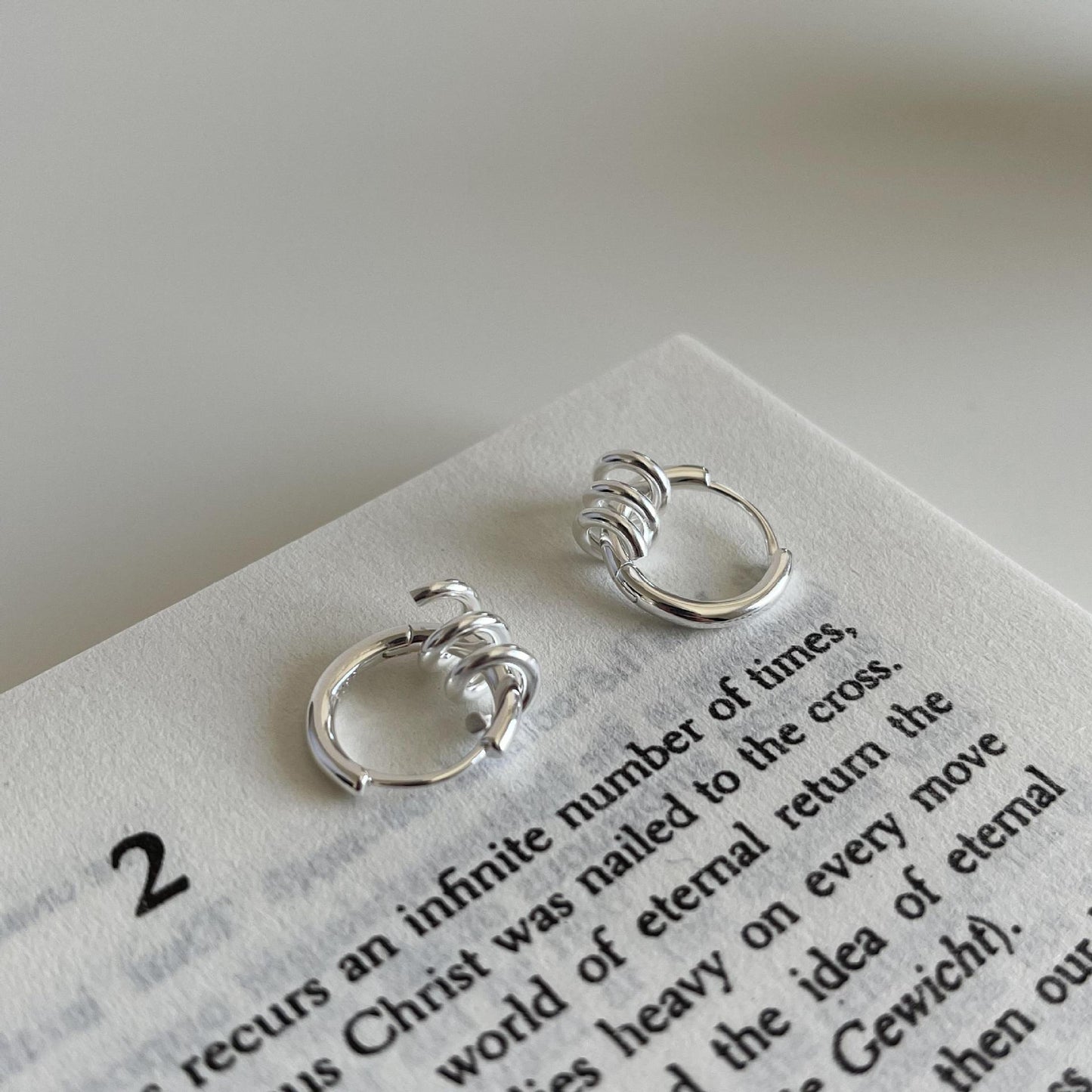 Minimalist Star-Shaped 925 Sterling Silver Hoop Earrings with Rotating Hinge and Spring Closure
