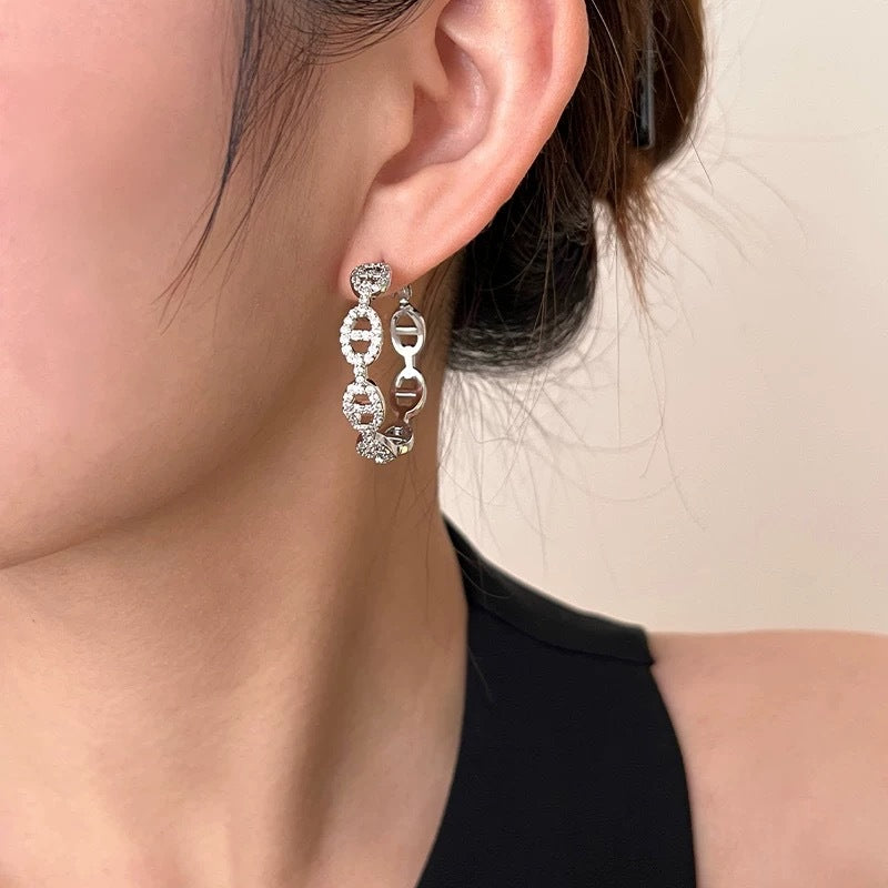 Orecchini a perno Saturno minimalisti color oro in ottone con zirconi per donna