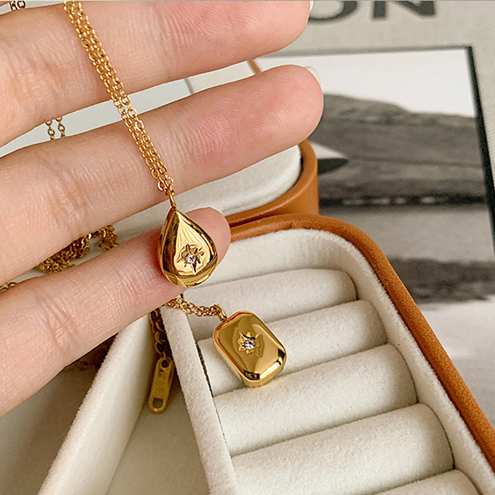 Collana con ciondolo quadrato a goccia tridimensionale a forma di ottagramma in stile francese romantico con gemma in acciaio al titanio con placcatura in oro per una ritenzione del colore a lungo termine