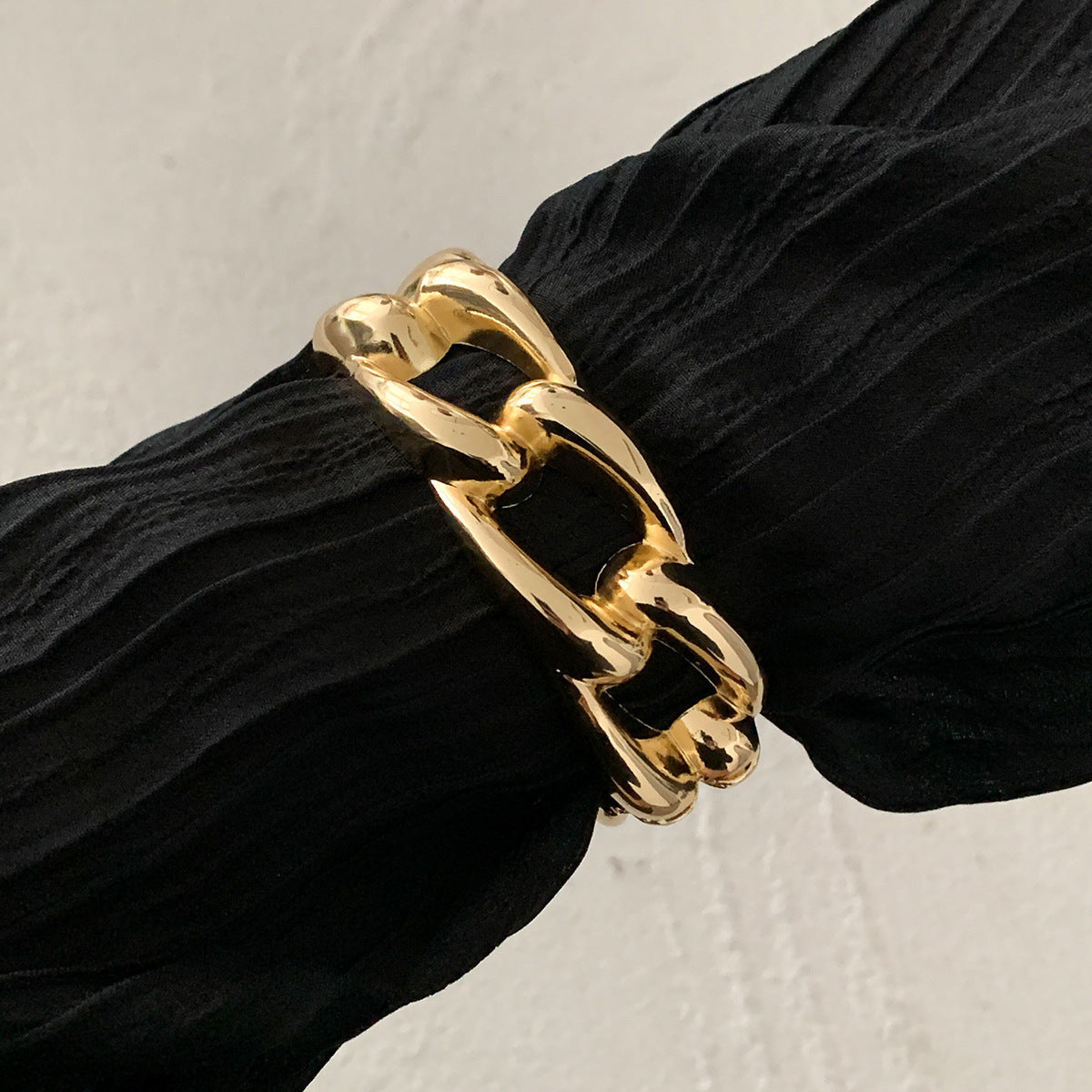 Bracciale in metallo geometrico dolce e spigoloso con finitura lucida e chiusura a molla, bracciale stile punk