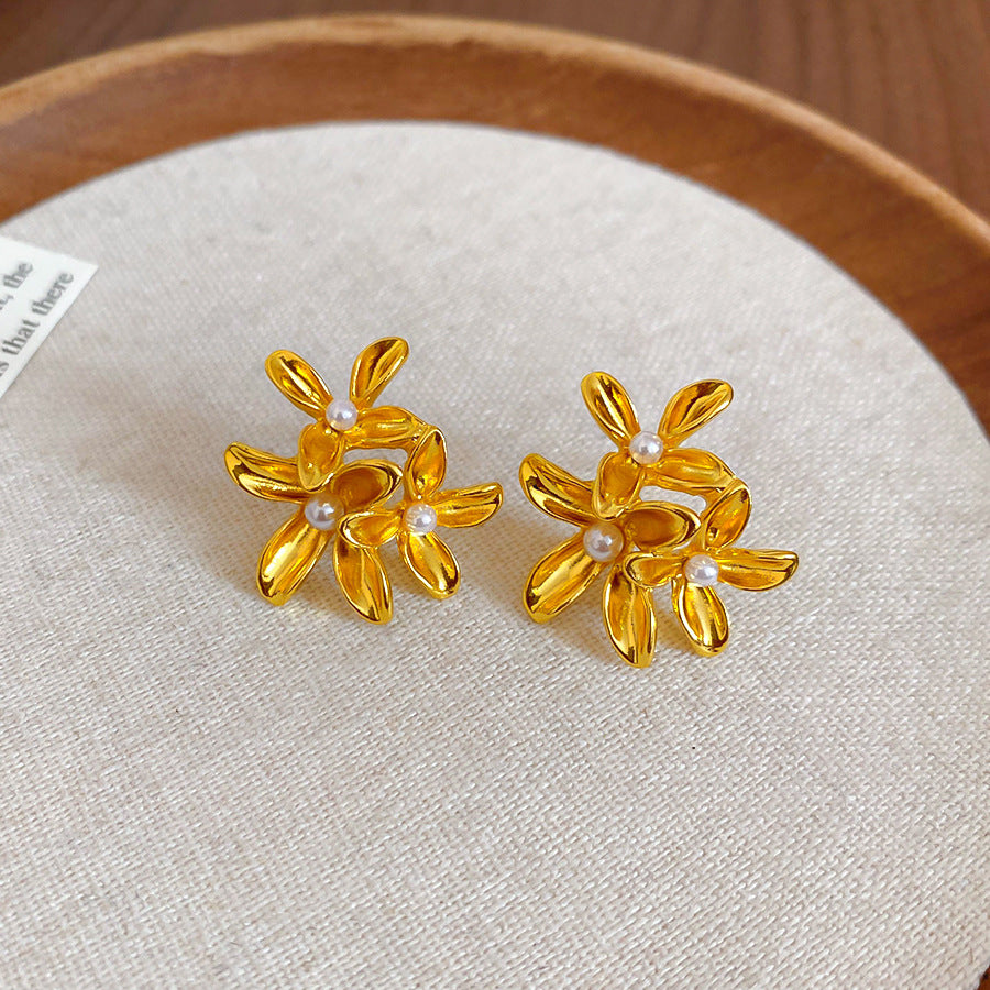 Elegantes pendientes florales franceses vintage con perlas para mujer, con postes de acero chapado y estética minimalista de lujo