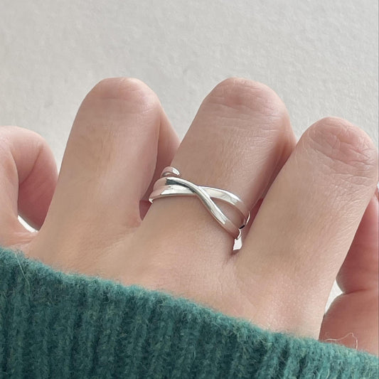 Anillo minimalista de plata de ley 925 con línea cruzada geométrica para mujer