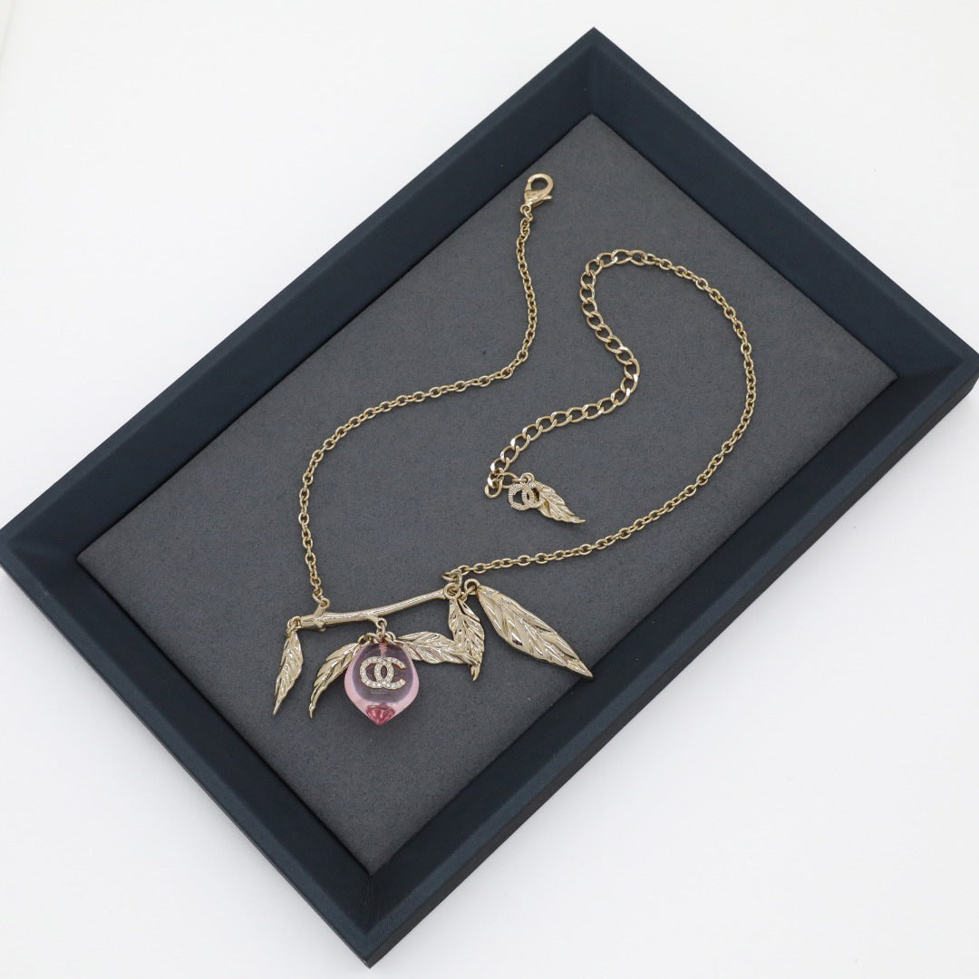 Collar chapado con colgante de lujo de acrílico rosa, melocotón y doble letra C para mujer