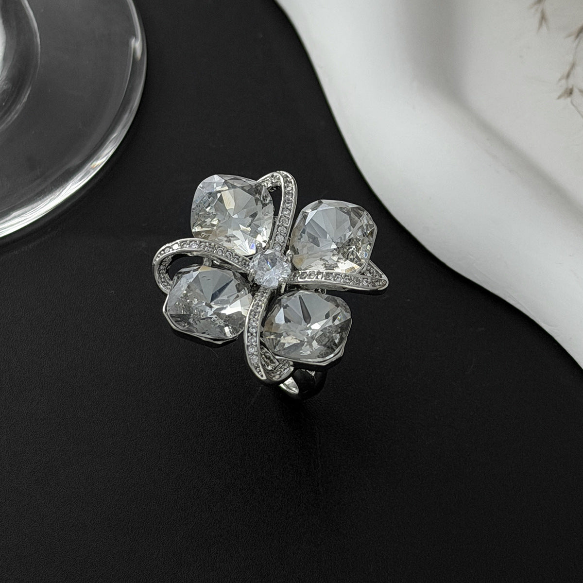 Luxury Elegant Floral Checkered Rhinestone Inlay Plated Zinc Alloy Ring for Women