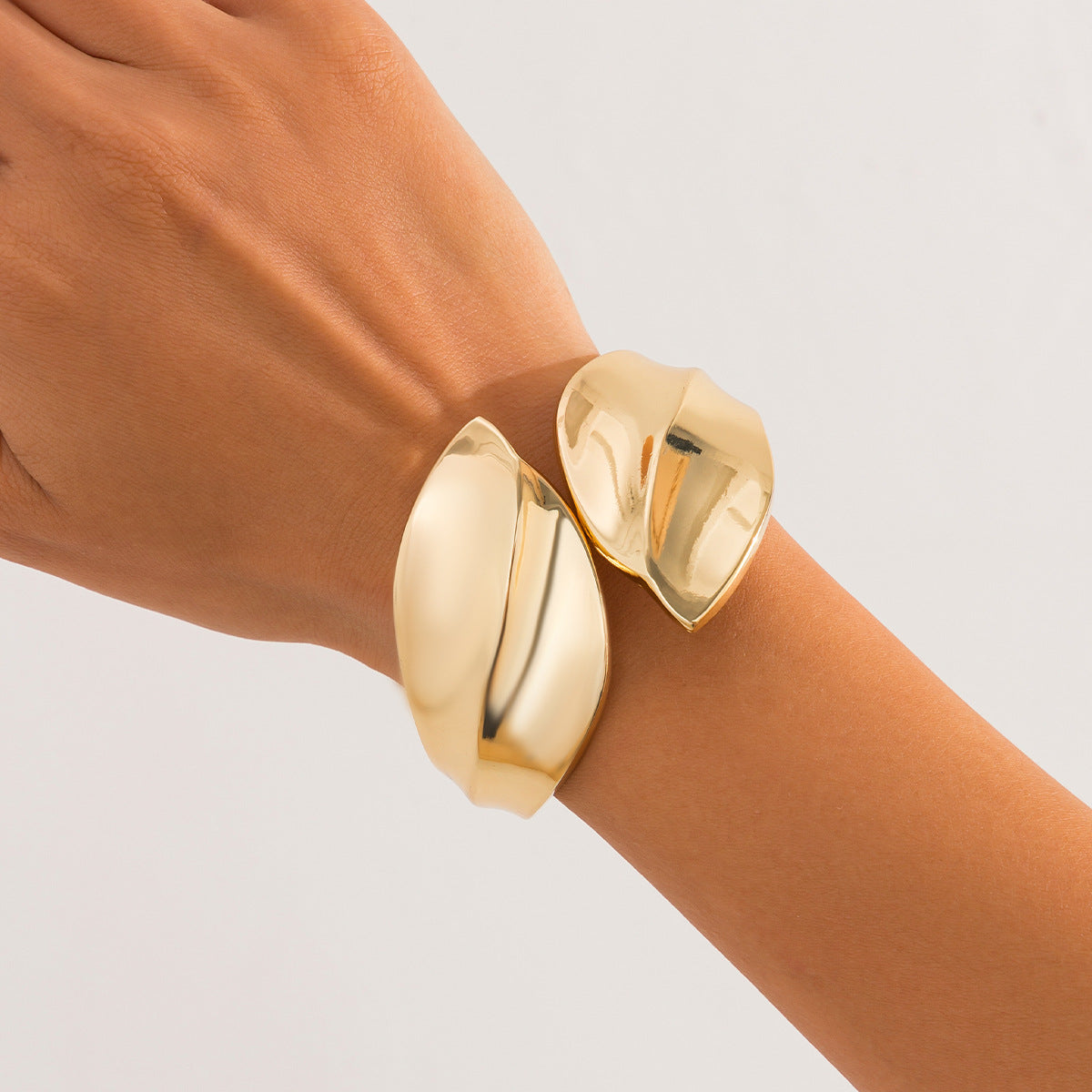 Bracciale irregolare in lega lucida a forma di foglia con bracciale aperto a strisce testurizzate