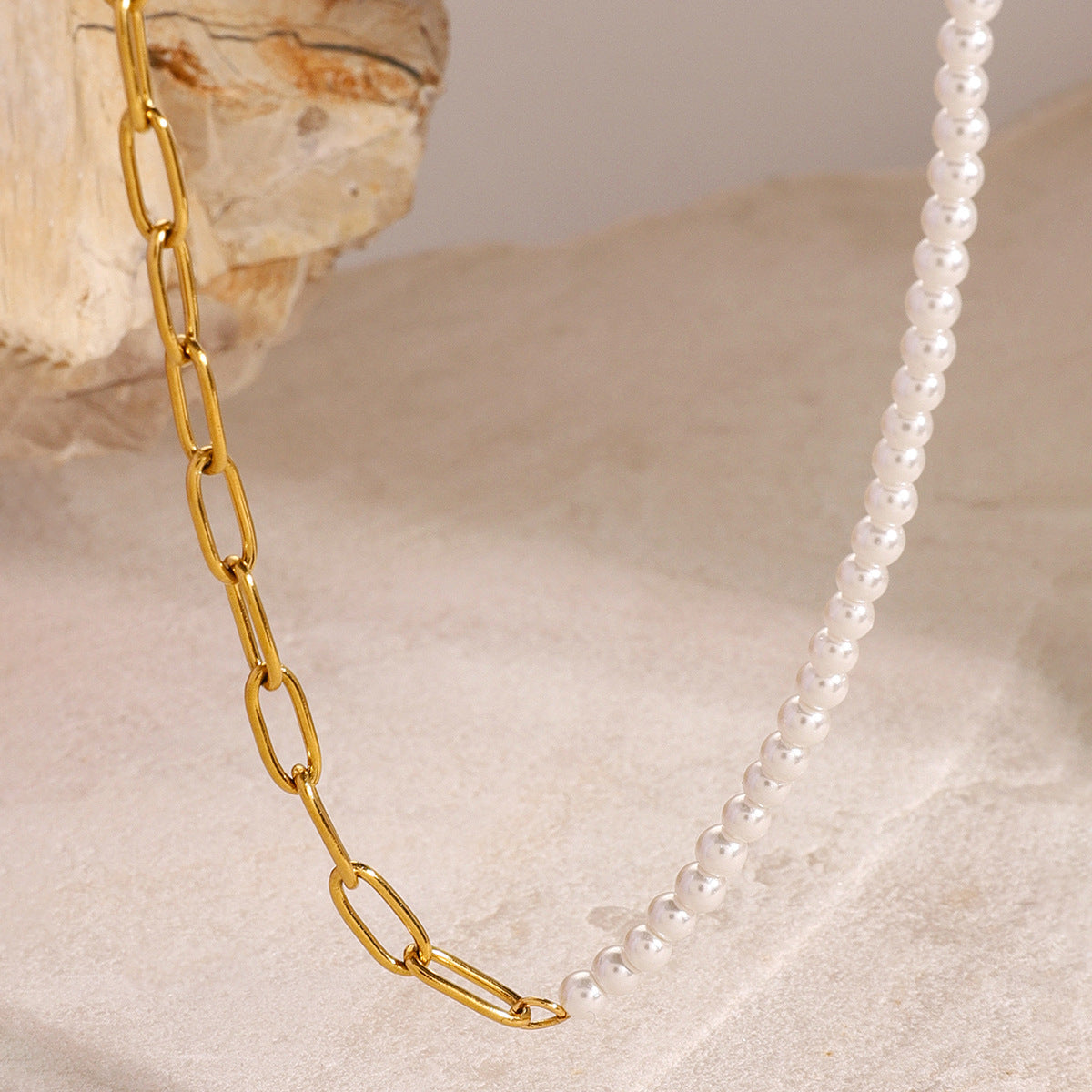 Collar con colgante de línea geométrica minimalista de acero inoxidable con acabado chapado para mujer