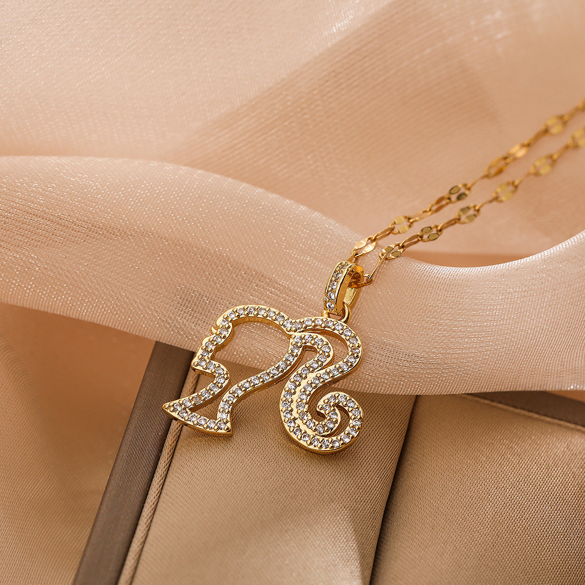Collana pendente geometrica minimalista da donna in ottone con placcatura in oro vero e intarsi in zirconi