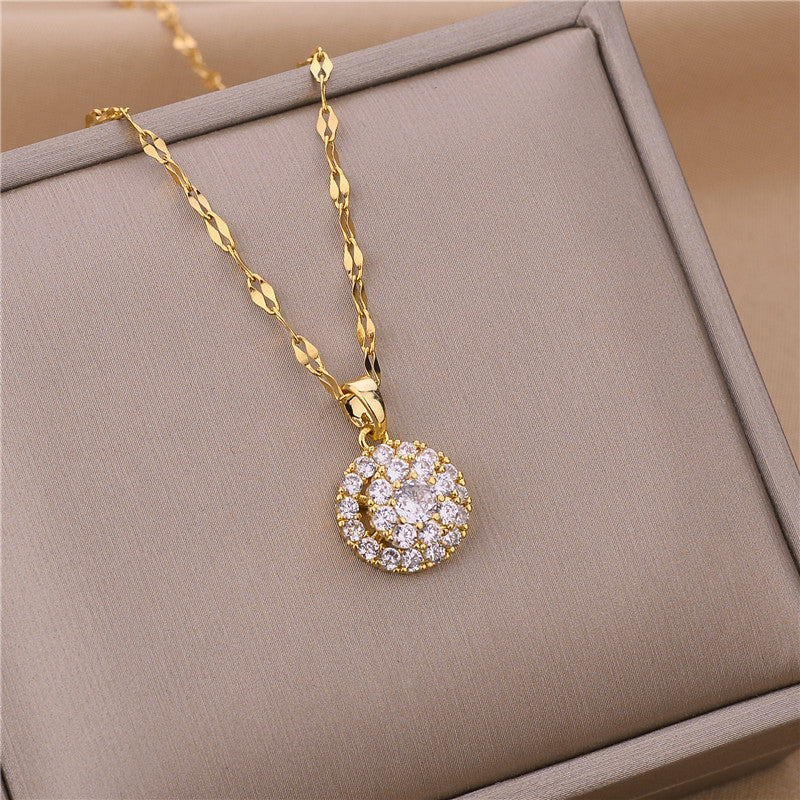 Collana rotante da donna in acciaio al titanio con ciondolo portafortuna e zirconi cubici su catena ondulata dal design geometrico