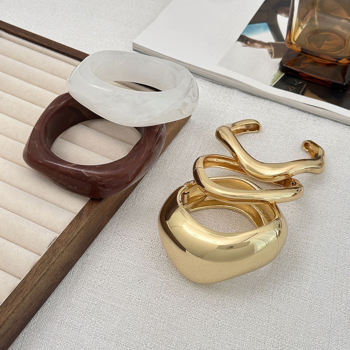 Bracciale rigido aperto da donna in lega con finitura placcata, effetto iridescente colorato e design geometrico, stile retrò ondulato